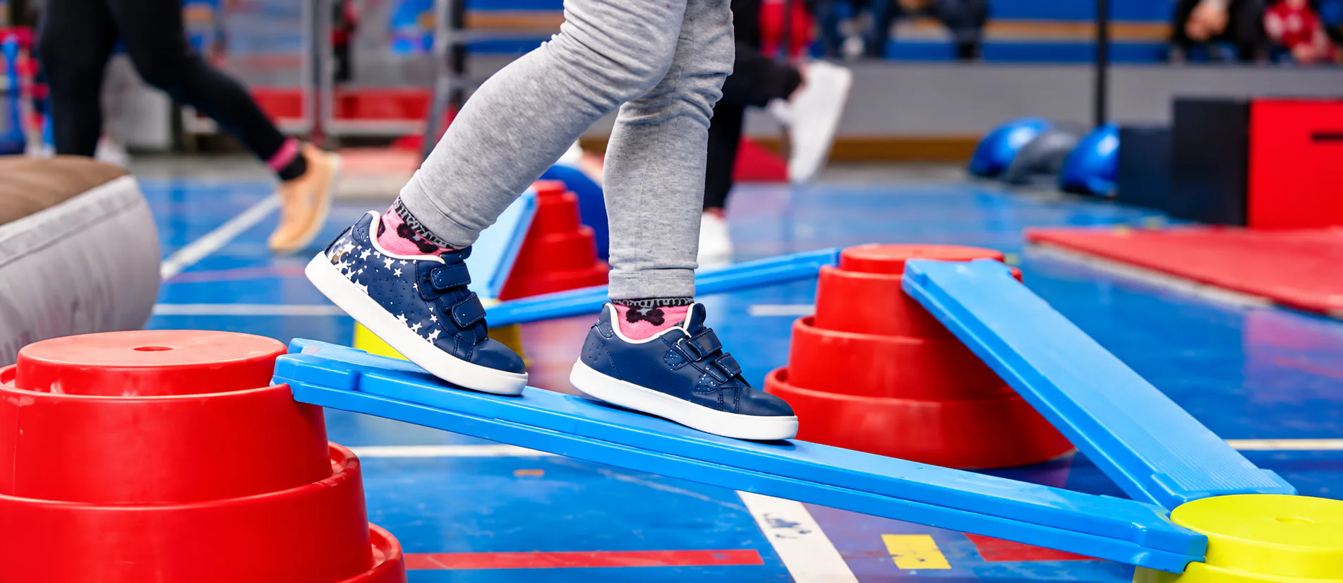 Jeune enfant sur un parcours de motricité Baby Parkour