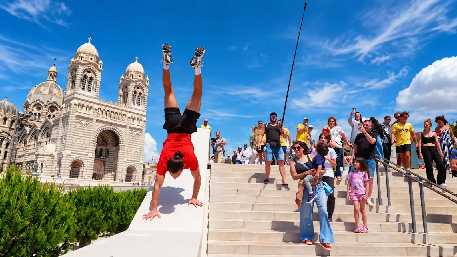Déambulation acrobatique — performeurs en action