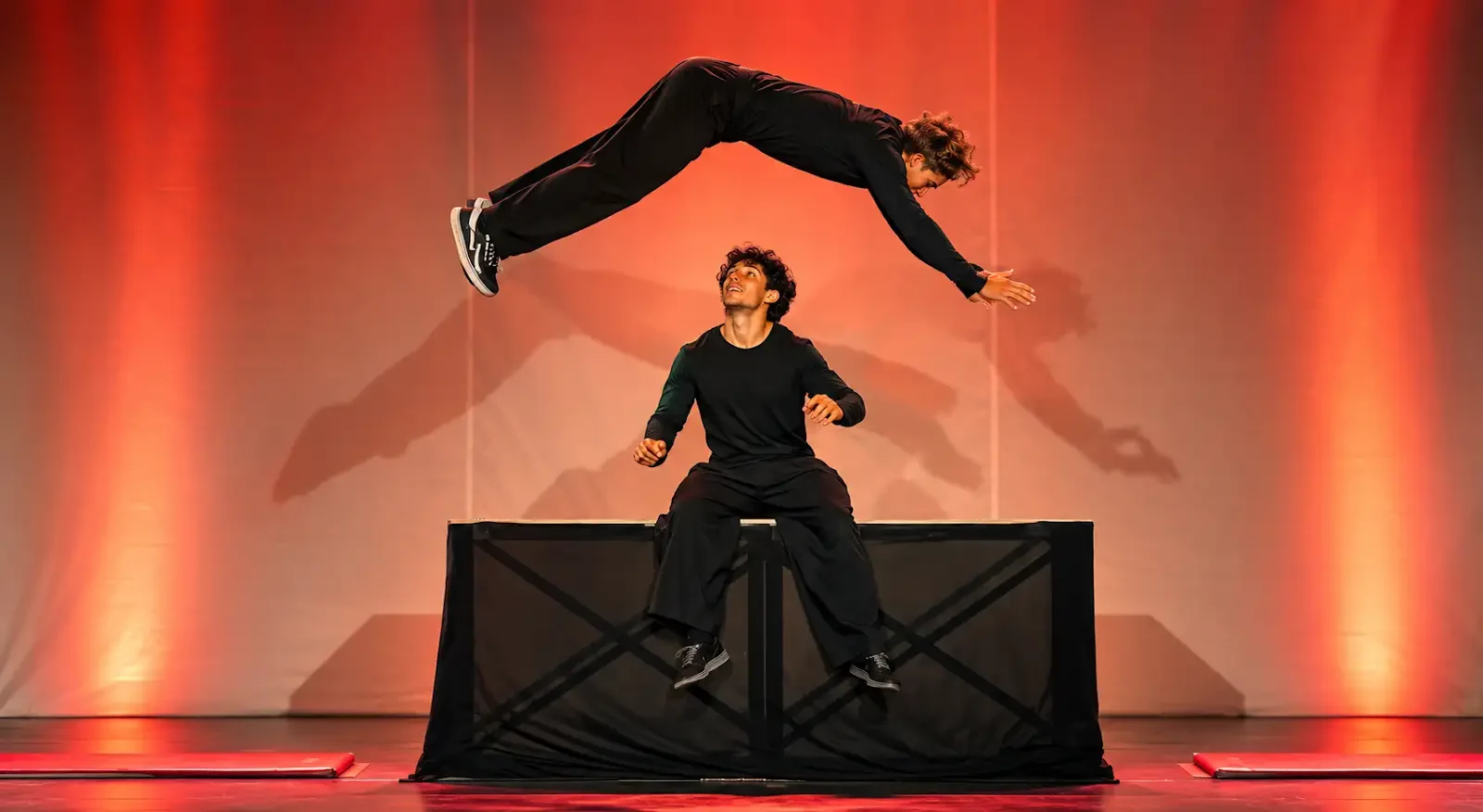 Spectacle acrobatique — performeurs en action