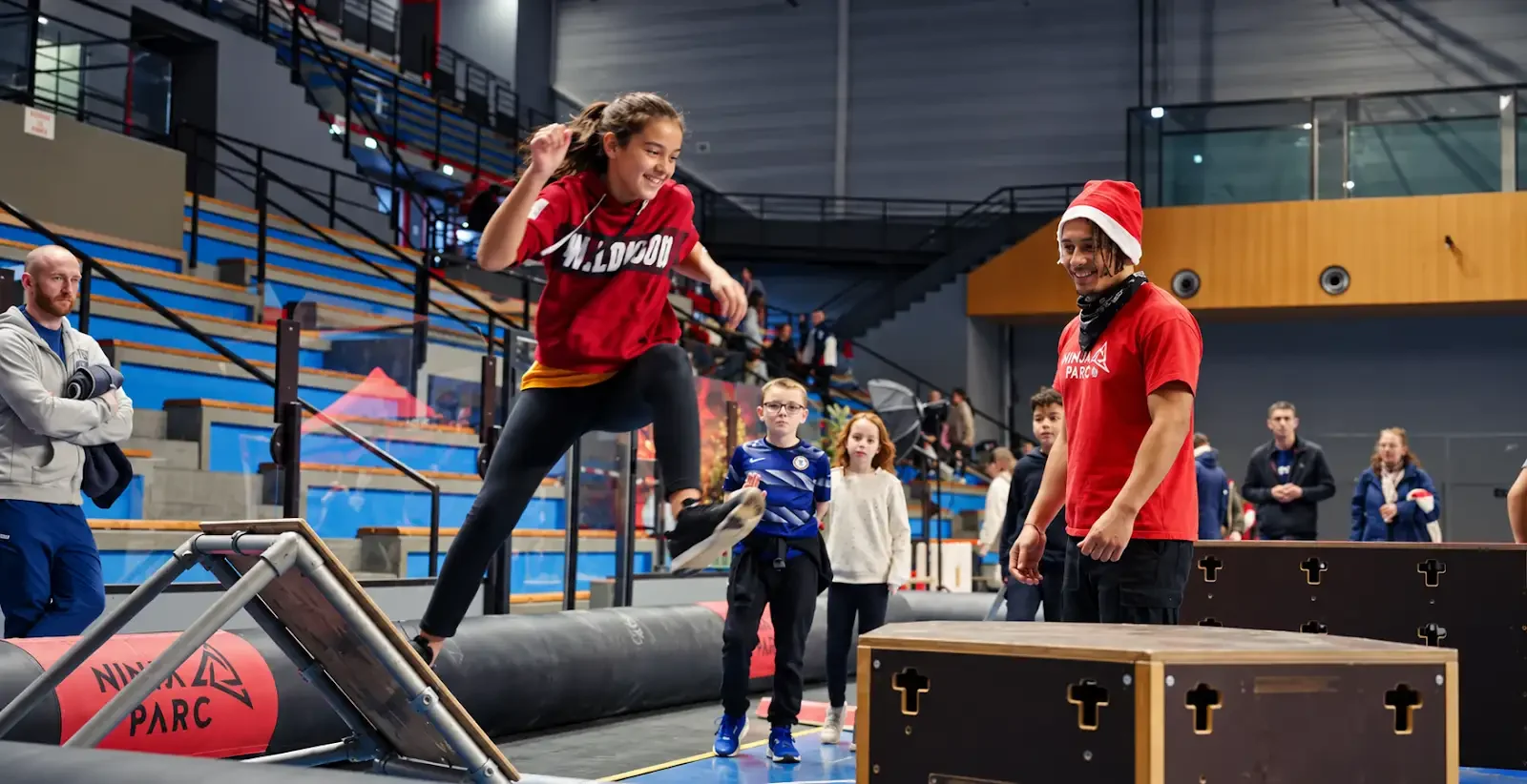 Jeune participant franchissant un module Parkour Ninja Park